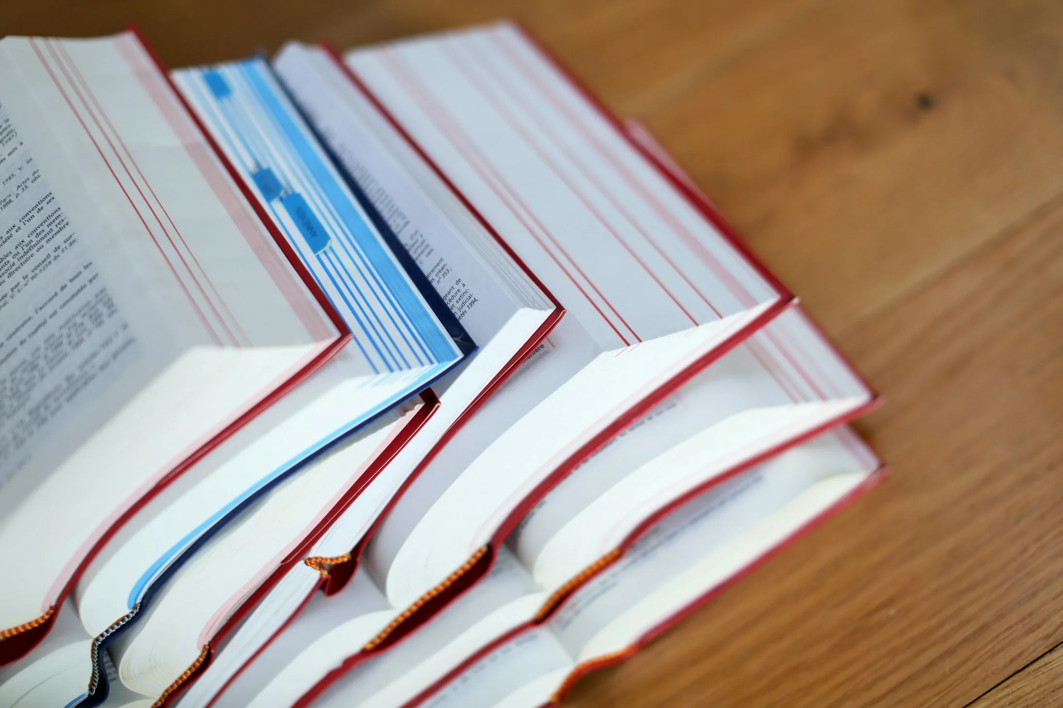 Ensemble de livres relatant du droit enchevêtrés sur une table 